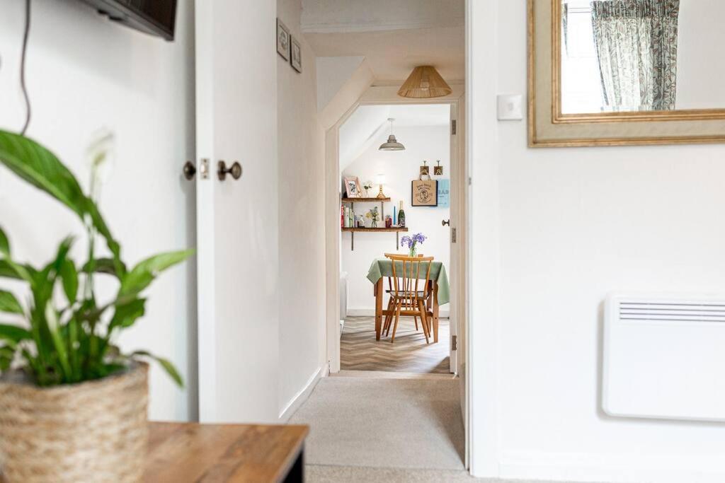 Light And Central Apartment Above Knead Bakery Tetbury Kültér fotó