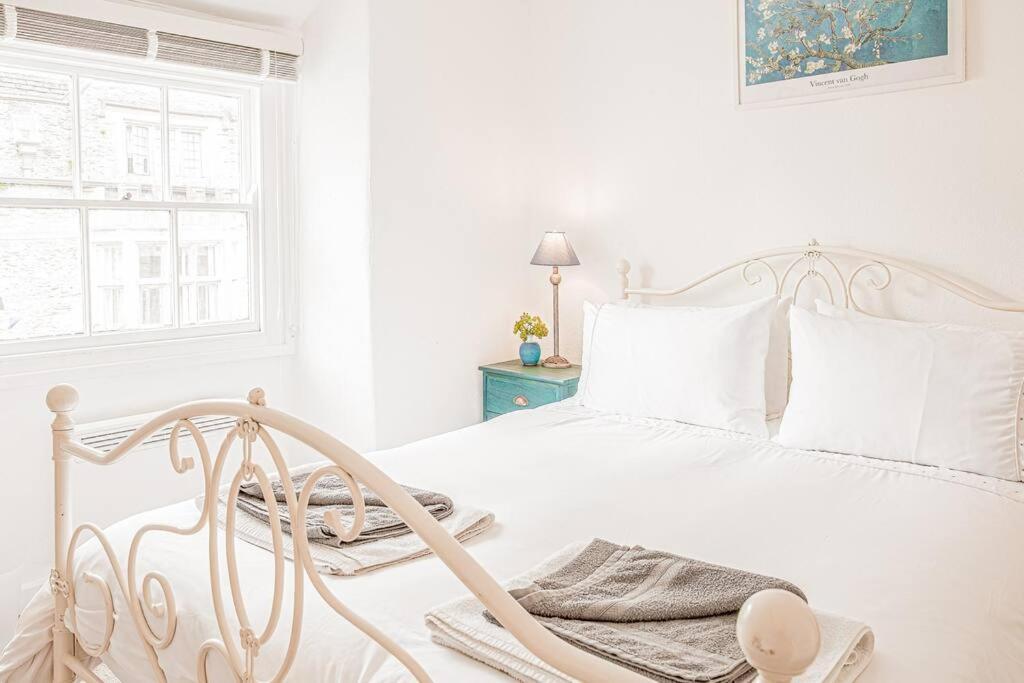 Light And Central Apartment Above Knead Bakery Tetbury Kültér fotó